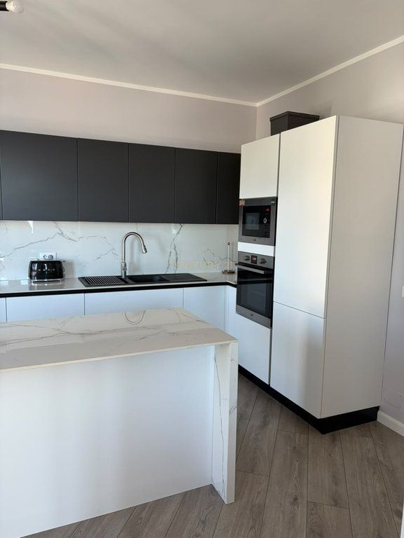 Penthouse me qira ne Lungomare, Vlore