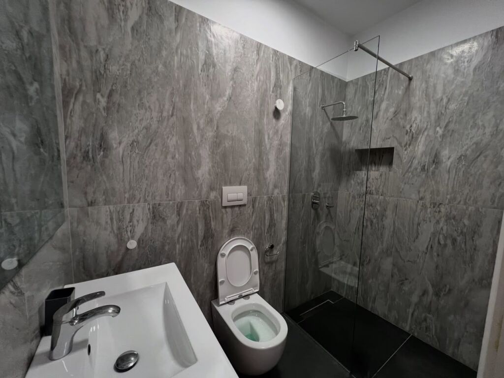 JEPET ME QIRA | APARTAMENT 2+1 ME KOPSHT – PRANË TEG