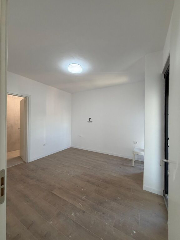 ZYRE ME QERA 93 M2 KOMUNA E PARISIT 100.000 LEKE  FH-97758