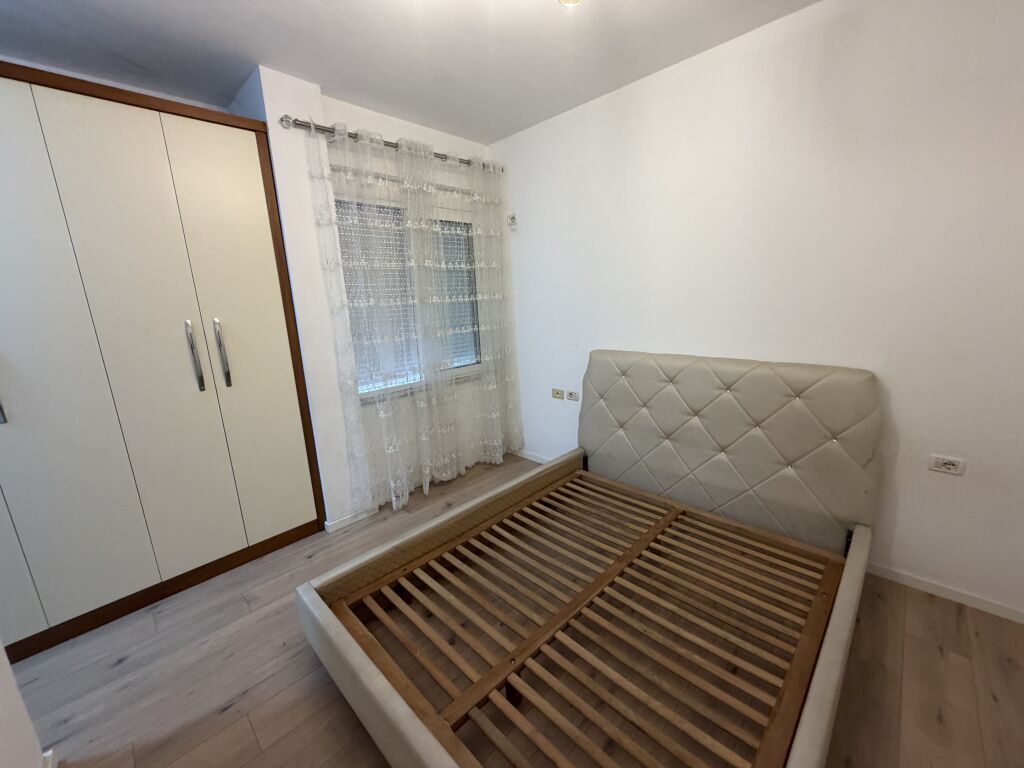 2+1, te nela 6 yzberisht, 550 mije leke