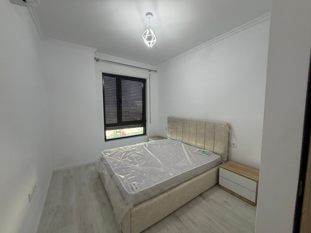 🏡 AFFITTASI APPARTAMENTO 2+1 A 5 MAJI  📍 2° piano, edificio nuovo con ascensore. 🚿 2 bagni 🚗 Parcheggio incluso  💰 Prezzo: 65.000 lek/mese   