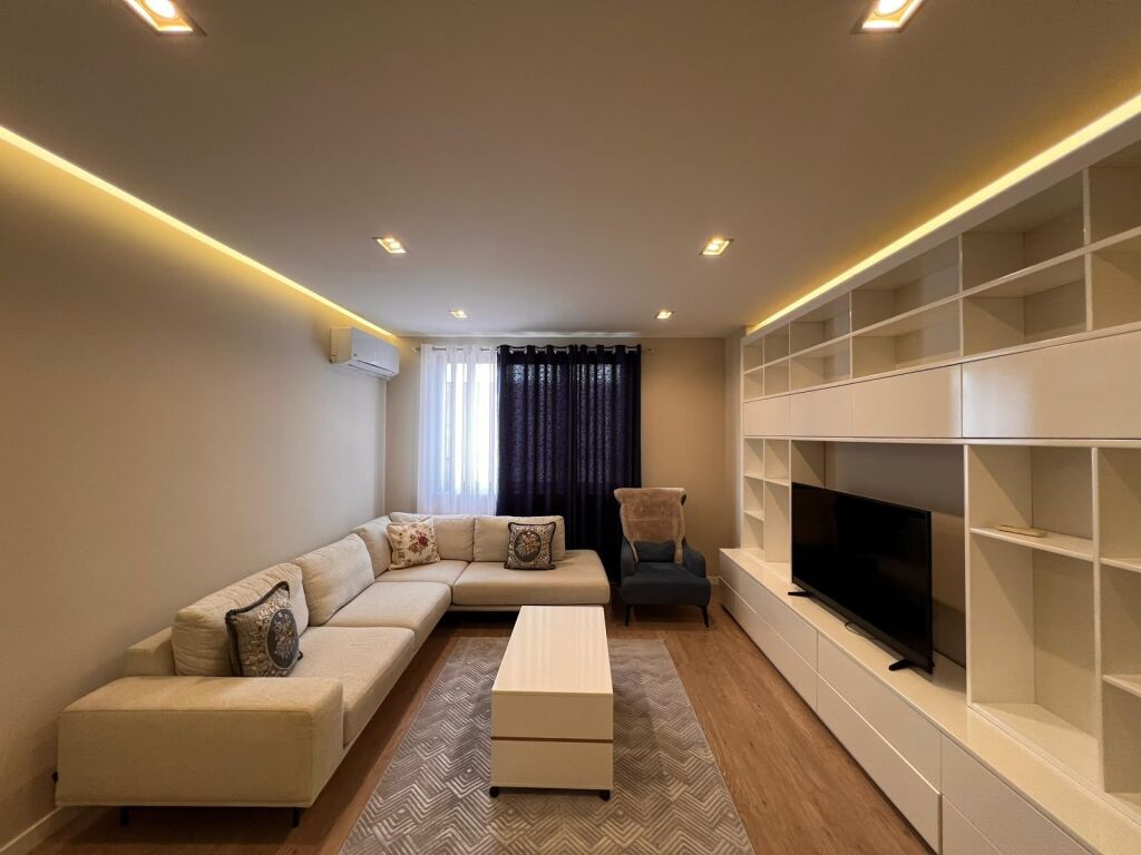 APARTAMENT 3+1 ME QIRA – ZOGU I ZI