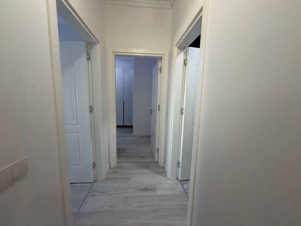 🏡 AFFITTASI APPARTAMENTO 2+1 A 5 MAJI  📍 2° piano, edificio nuovo con ascensore. 🚿 2 bagni 🚗 Parcheggio incluso  💰 Prezzo: 65.000 lek/mese   