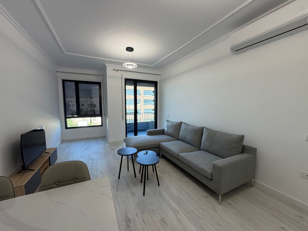 🏡 AFFITTASI APPARTAMENTO 2+1 A 5 MAJI  📍 2° piano, edificio nuovo con ascensore. 🚿 2 bagni 🚗 Parcheggio incluso  💰 Prezzo: 65.000 lek/mese   