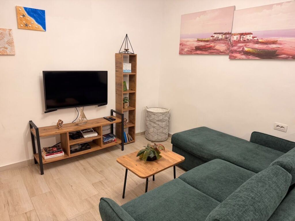 Apartament 1+1 vije e pare me detin tek Shkëmbi i Kavajës. Orientim nga lindja.