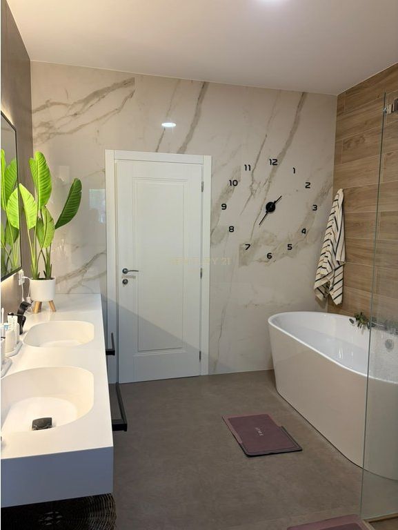 Penthouse me qira ne Lungomare, Vlore