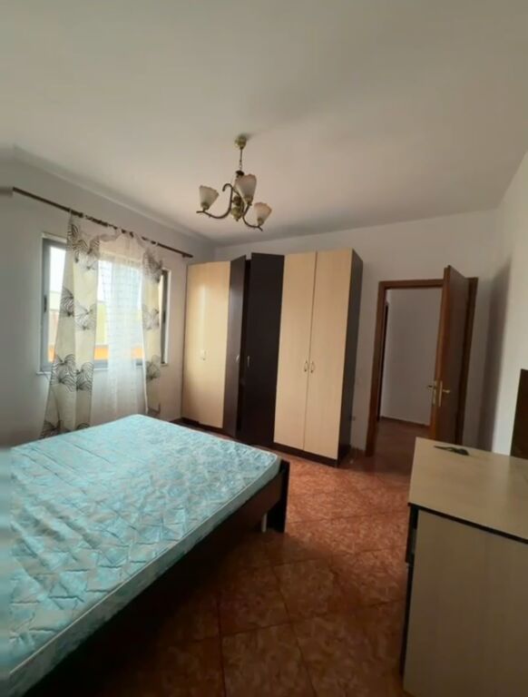 Jepet me qera Apartamenti 2+1+2, tek Shkolla e Bashkuar prane Konvikteve te Mjeksise 420 mije leke te vjetra