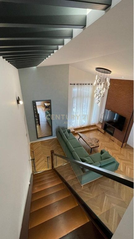 Jepet me qira apartament 3+1 me verandë, post parkimi të përfshirë – mobilim i ri, Kopshti Botanik!