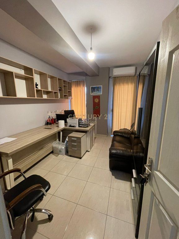 Ambient Komercial 1+1 Me Qira në Astir, Pallati me Shigjeta, Unaza e Re - 300.00€ | 75 m²