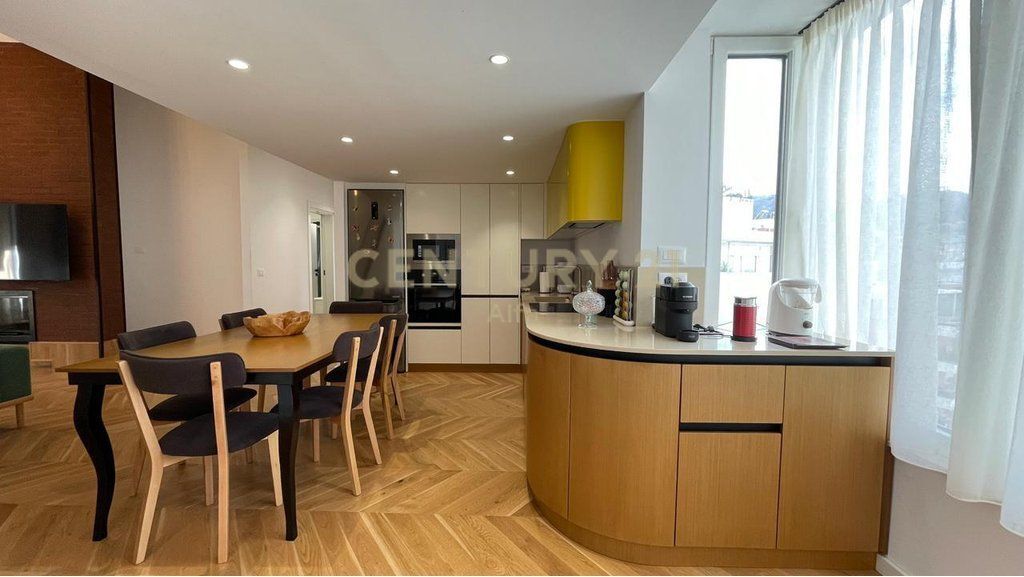 Affittasi appartamento 3+1 con veranda, posto auto incluso – arredamento nuovo, Giardino Botanico!