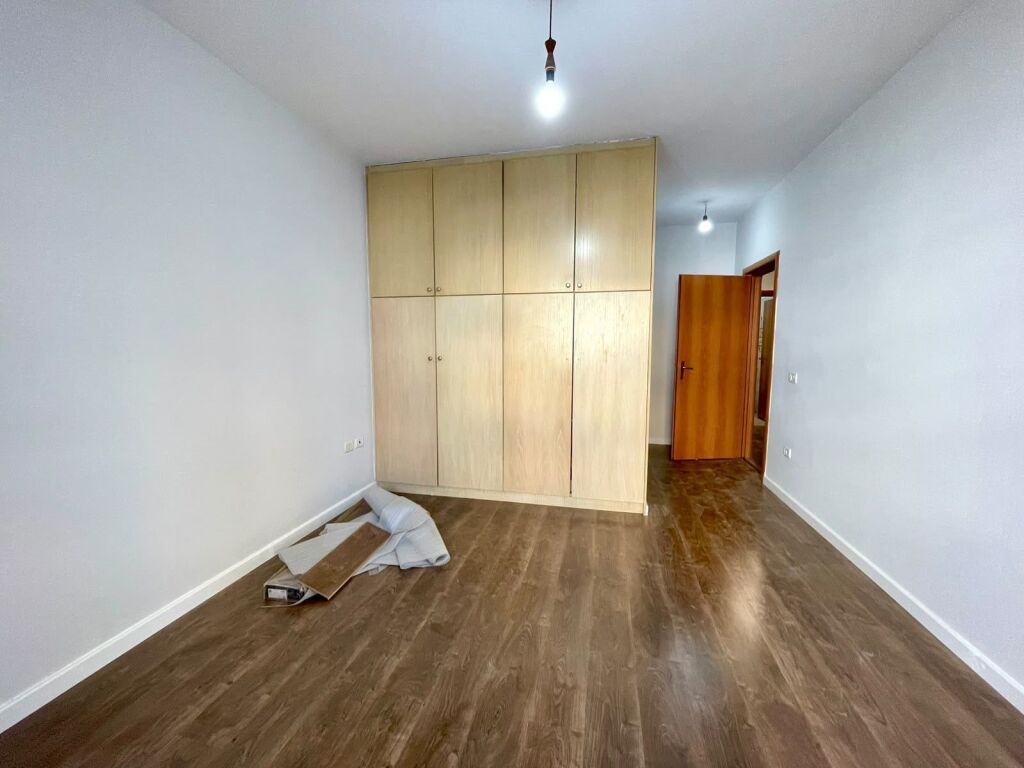 Apartament 2+1 bosh tek rruga Kavajes