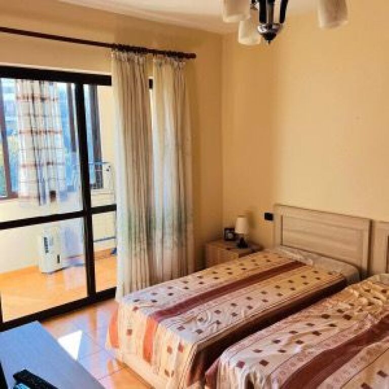 Apartsment me qera 2+1 te Xhenfize Keko