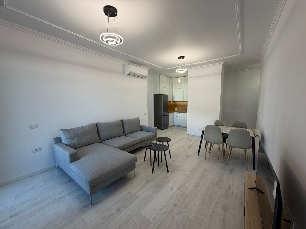 🏡 AFFITTASI APPARTAMENTO 2+1 A 5 MAJI  📍 2° piano, edificio nuovo con ascensore. 🚿 2 bagni 🚗 Parcheggio incluso  💰 Prezzo: 65.000 lek/mese   