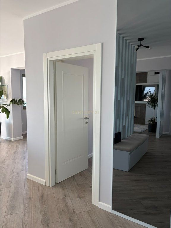 Penthouse me qira ne Lungomare, Vlore