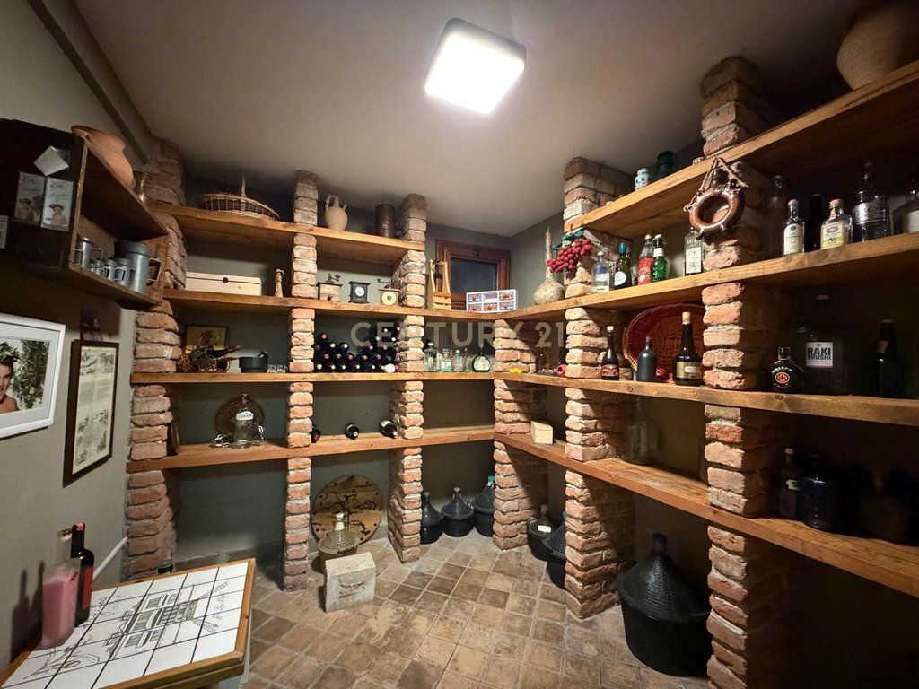 VILË PRANË LIQENIT TË FARKËS – LUKS, HAPËSIRË DHE PRIVATËSI!