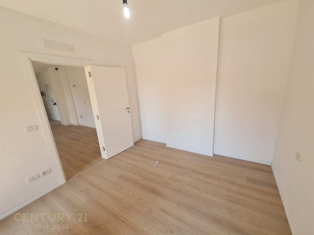 APARTAMENT 2+1 TEK SHKOLLA E KUQE