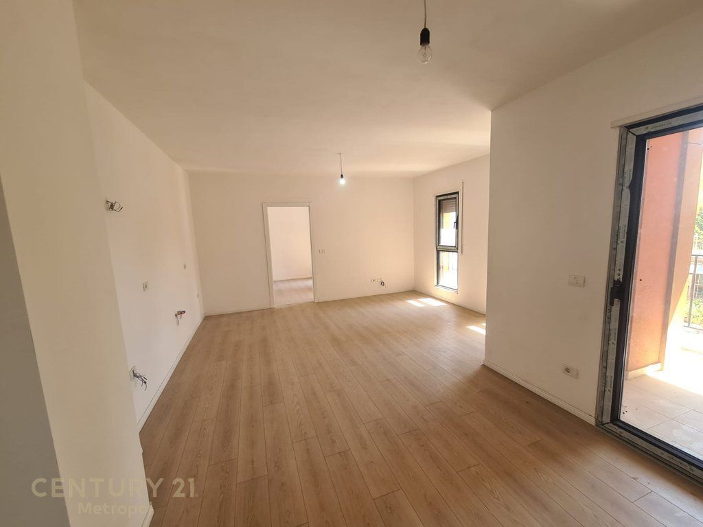 APARTAMENT 2+1 TEK SHKOLLA E KUQE!