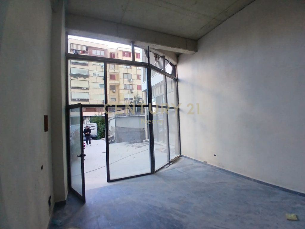 JEPET ME QIRA AMBIENT KOMERCIAL, ZOGU I ZI - 600 EURO