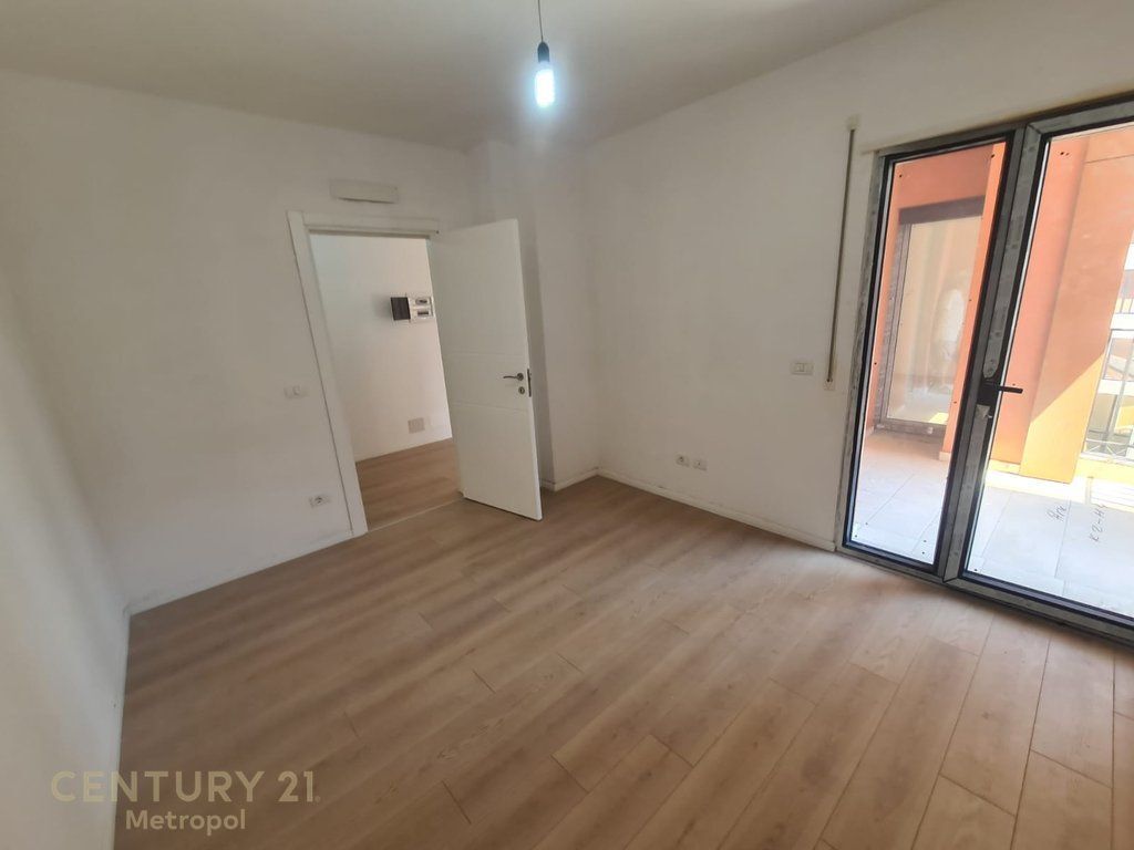 Shitet apartament 2+1 te Shkolla e Kuqe.