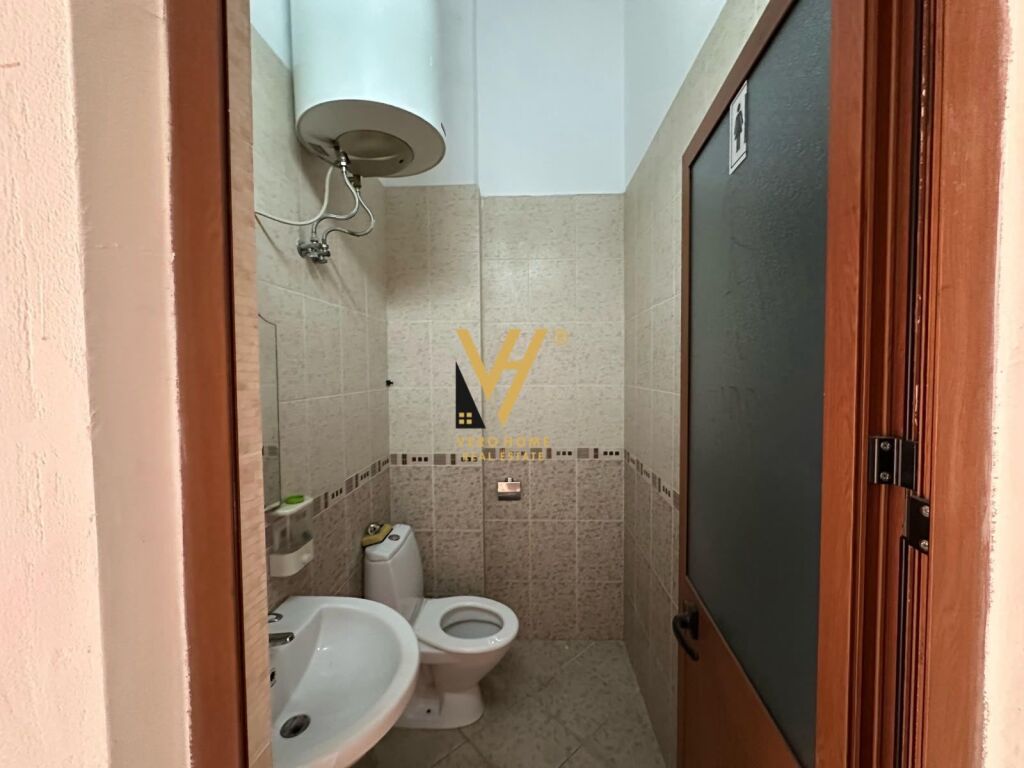 LOCALE COMMERCIALE 230 M2 IN AFFITTO A BRRYLI 1.800 EURO