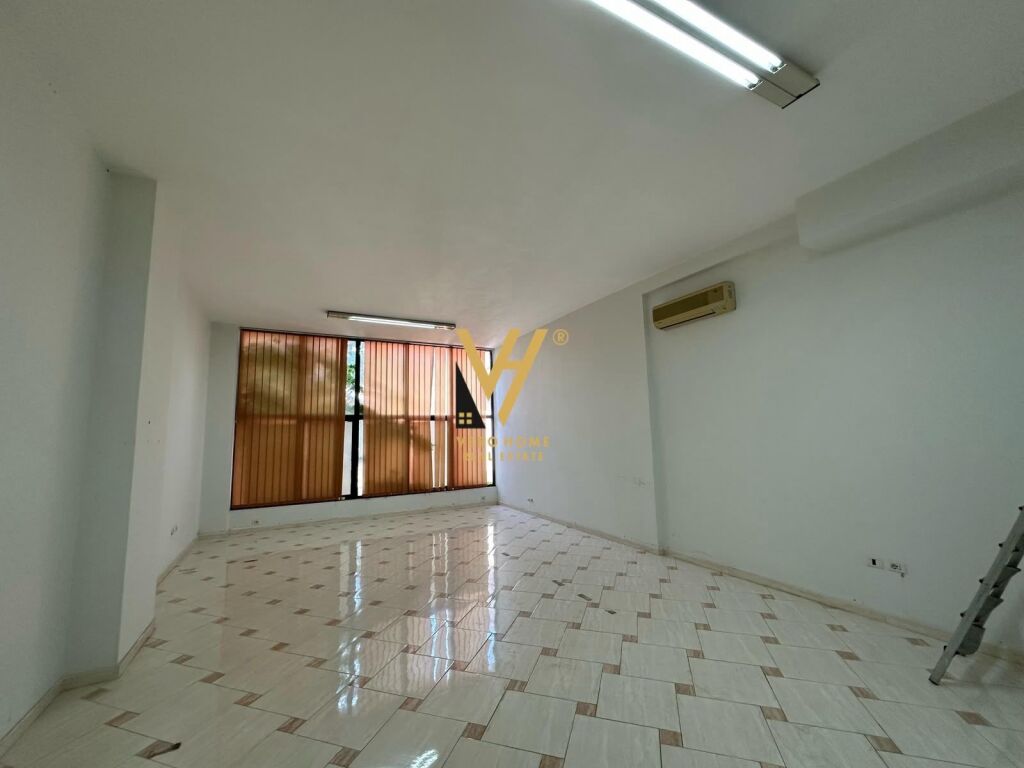 LOCALE COMMERCIALE 230 M2 IN AFFITTO A BRRYLI 1.800 EURO