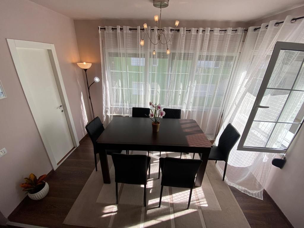 Jepet apartament 3+1+2 duplex me qira tek ish Blloku .
