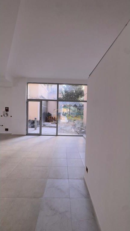 Shitet, Ambient Biznesi, Fresku, Tiranë 230,000 €