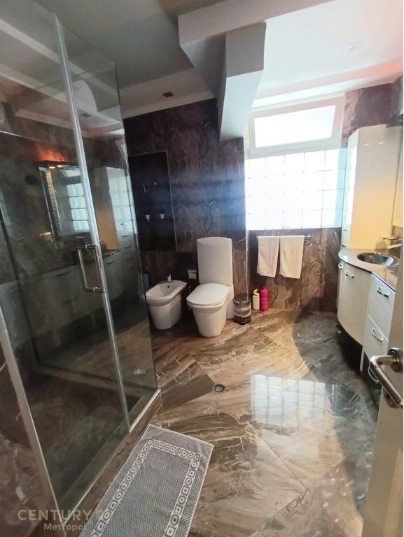 APARTAMENT 3+1+2 PRANE MATERNITETIT TE RI
