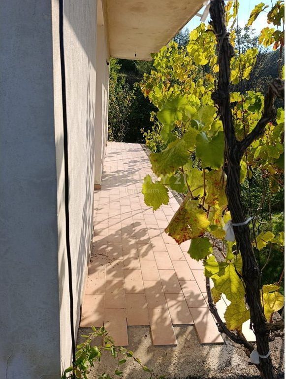 Shtëpi 3-katëshe me kopsht në Ibë, vetëm pak minuta nga Tirana!