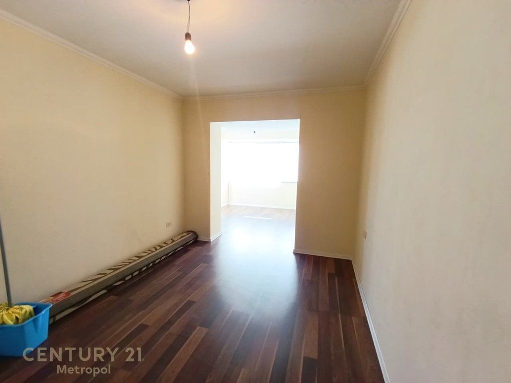 APARTAMENT 3+1+2 PRANE MATERNITETIT TE RI