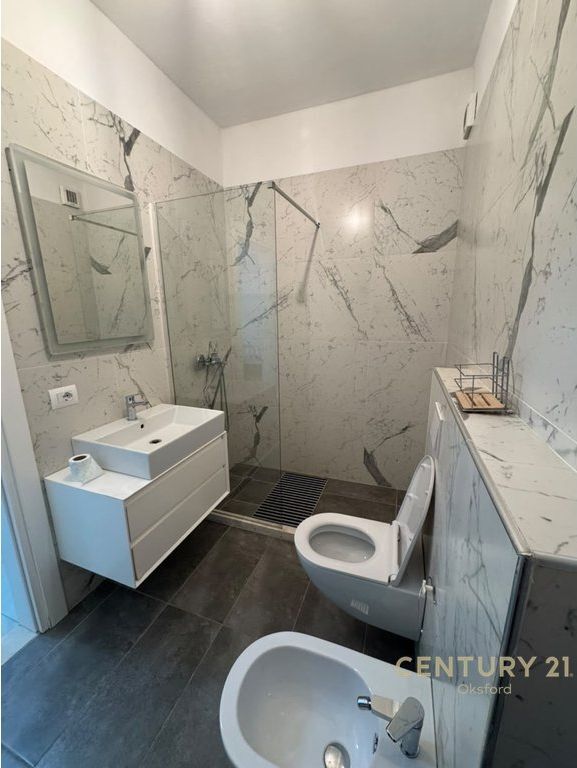 JEPET ME QIRA APARTAMENT 2+1+2 PËRBALLË UET, TEK RRUGA “XHANFIZE KEKO”!
