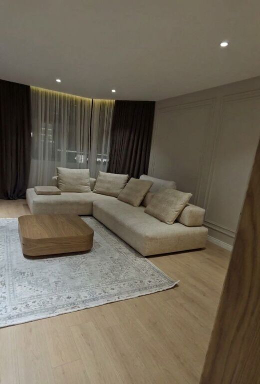 Appartamento di Lusso in Affitto 3+1, 140 m², Via Kosovarëve, Tirana