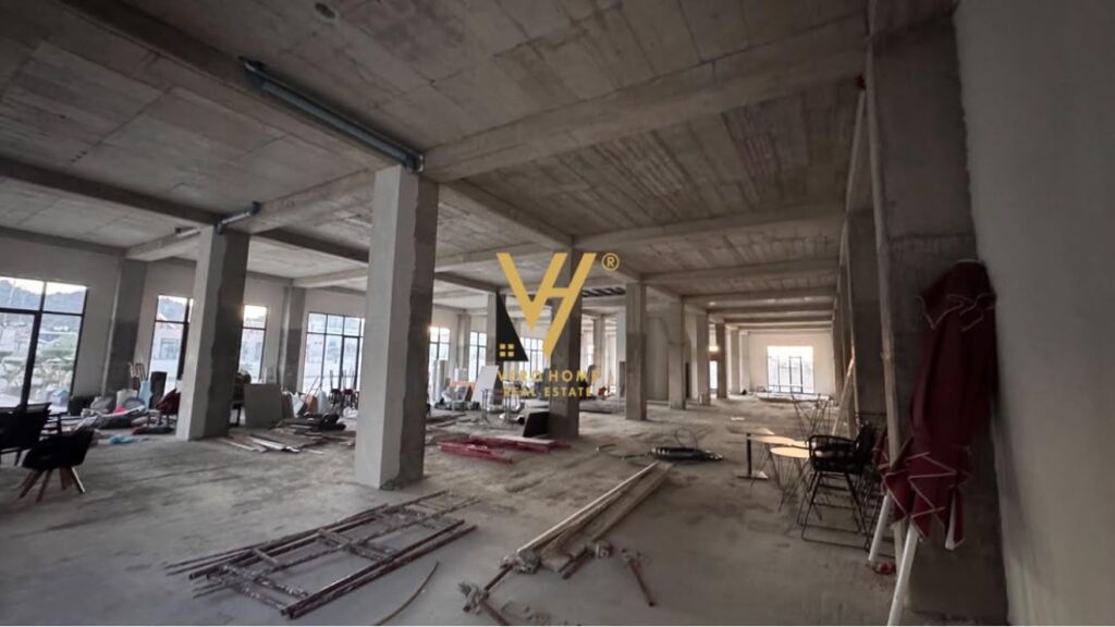 JEPET GODINE DY KATESHE 1.900 M2 ME QERA TE AUT. TR-DR 7.000 EURO