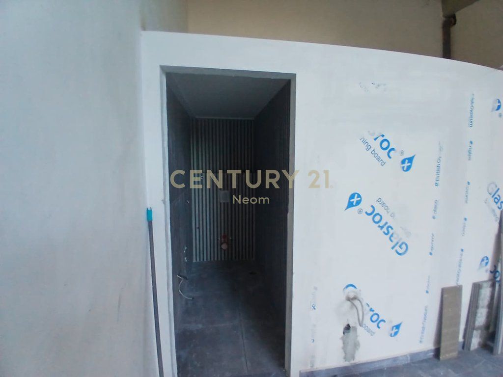 JEPET ME QIRA AMBIENT KOMERCIAL, ZOGU I ZI - 600 EURO