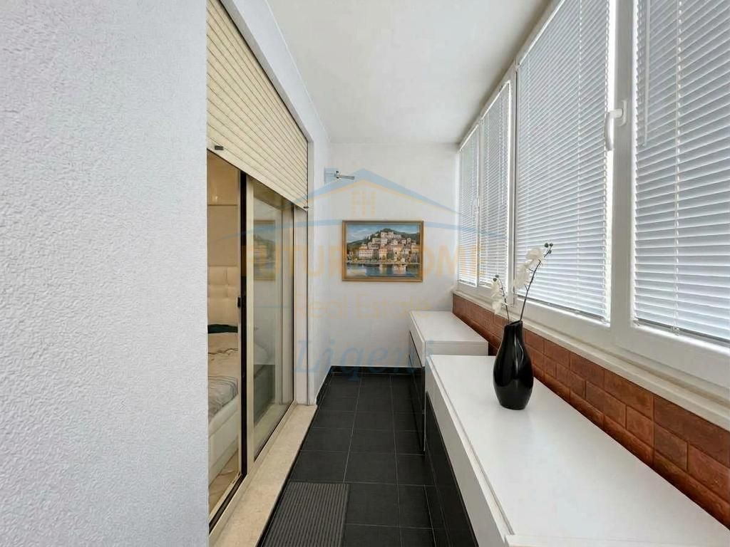 Appartamento 2+1+2+Veranda in vendita al Kristal Center, Tirana