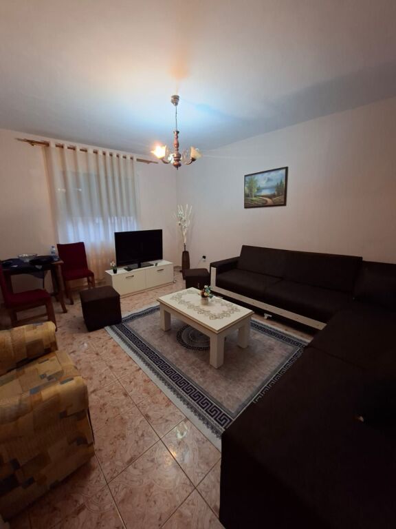 OCCASIONE! A 21-Dhjetori, appartamento arredato 1+1 in affitto. Prezzo 40.000 Lek