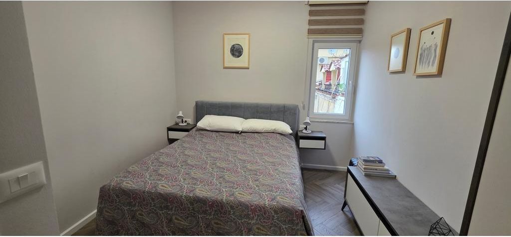 Apartament 2+1 i rinovuar me ballkon për qira në ish-Bllok, përballë Sky Tower