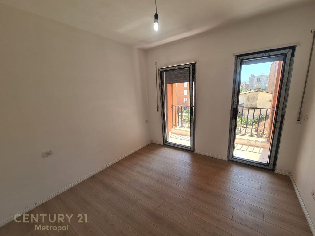 Shitet apartament 2+1 te Shkolla e Kuqe.