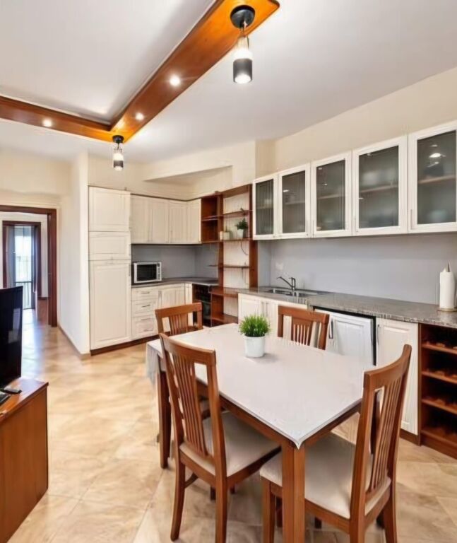Jepet apartament 2+1 me qira tek Garda , ish Blloku , Liqeni Artificial .
