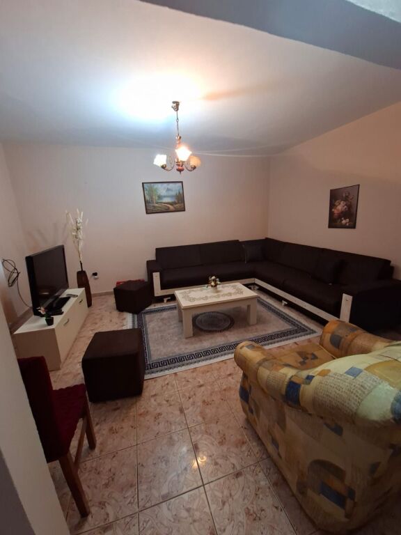 OCCASIONE! A 21-Dhjetori, appartamento arredato 1+1 in affitto. Prezzo 40.000 Lek