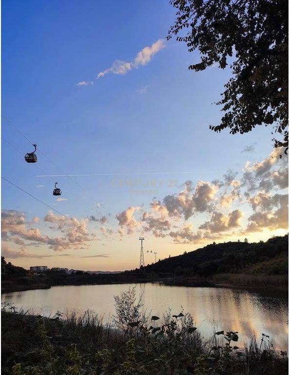 SHITET TOKË ME PAMJE PANORAMIKE NGA LIQENI – IDEALE PËR VILË LUKSOZE OSE AGROTURIZËM! 5 MIN LARG UNAZES SE MADHE