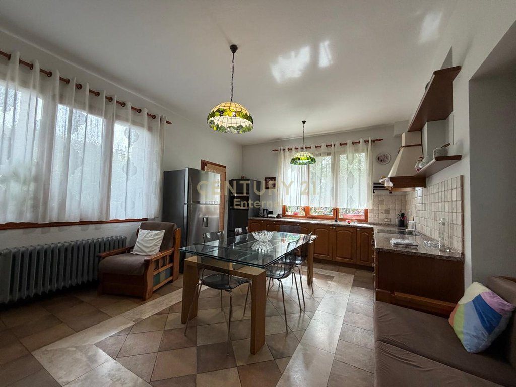 VILË PRANË LIQENIT TË FARKËS – LUKS, HAPËSIRË DHE PRIVATËSI!