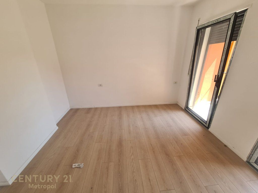 APARTAMENT 2+1 TEK SHKOLLA E KUQE!
