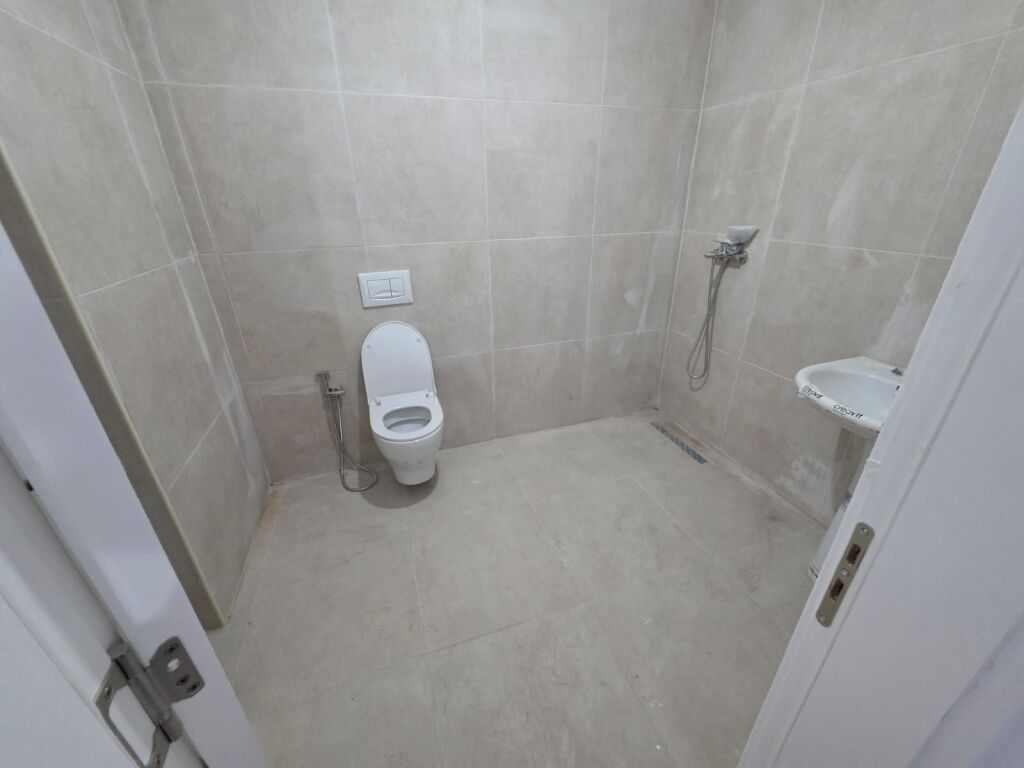 shitet 1+1 ne kamez kati 3 pallati ri me certefikate pronesie 78 m2 bruto 67 m2 neto cmimi 72.000 euro.Shitet me leke cash me kredi