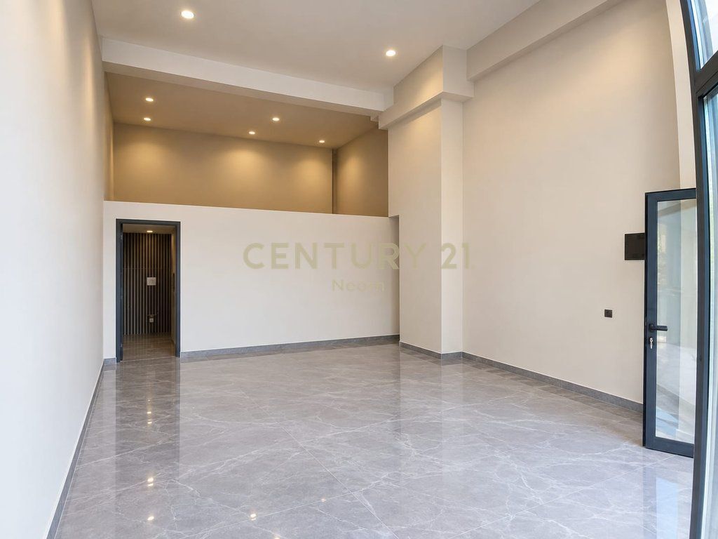 JEPET ME QIRA AMBIENT KOMERCIAL, ZOGU I ZI - 600 EURO