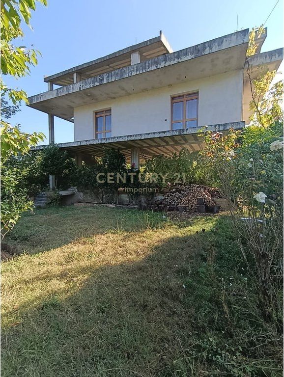 Shtëpi 3-katëshe me kopsht në Ibë, vetëm pak minuta nga Tirana!