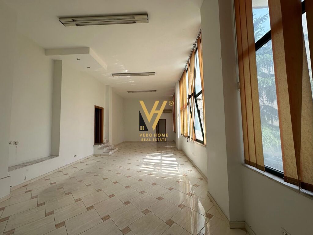 LOCALE COMMERCIALE 230 M2 IN AFFITTO A BRRYLI 1.800 EURO