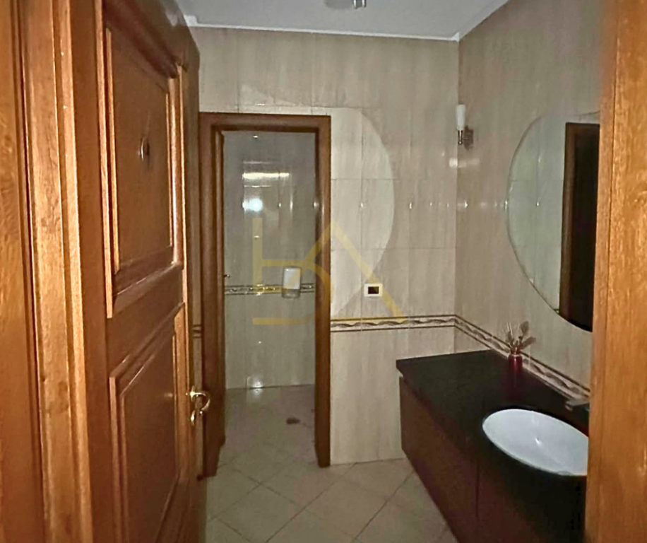 JEPET ME QIRA LOKAL – BRRYL, TIRANË