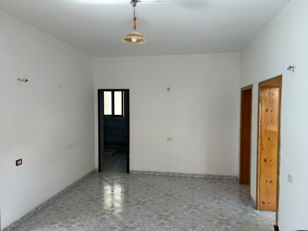 Rruga e Kavajes, jepet me qera apartament 2+1 bosh.