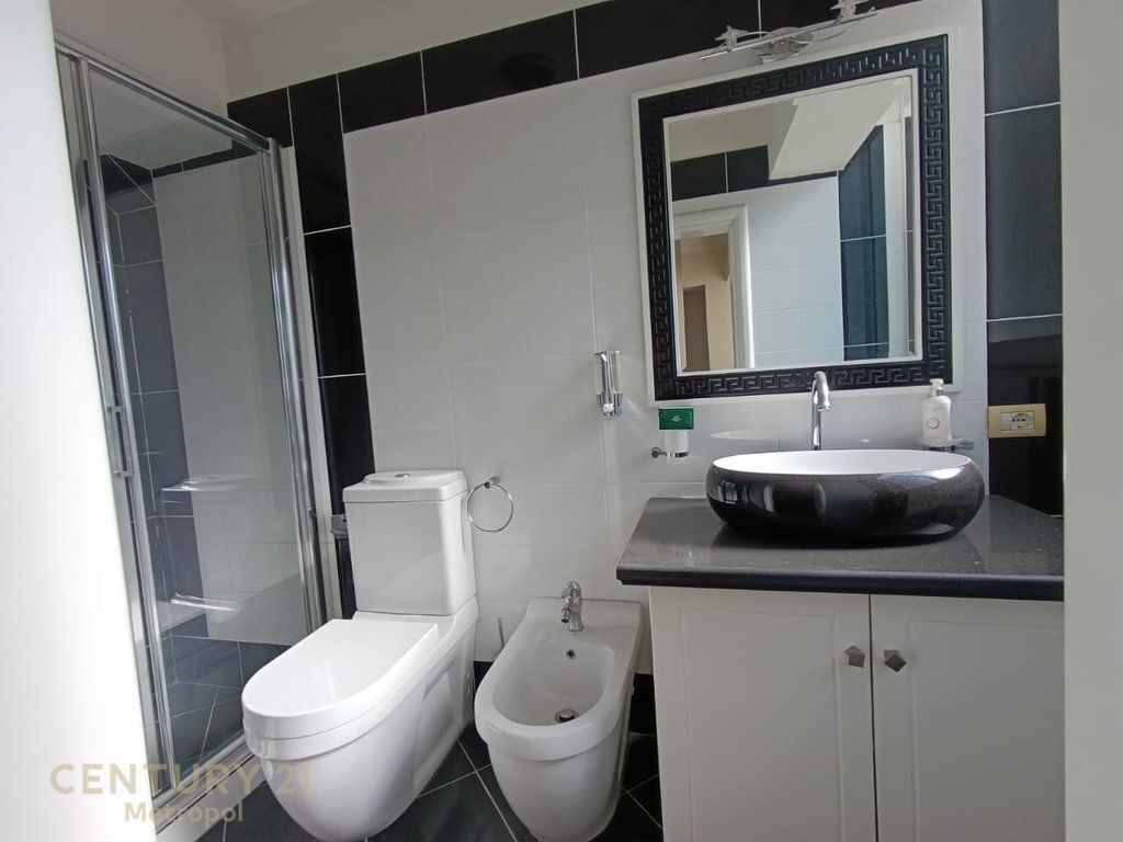 APARTAMENT 3+1+2 PRANE MATERNITETIT TE RI